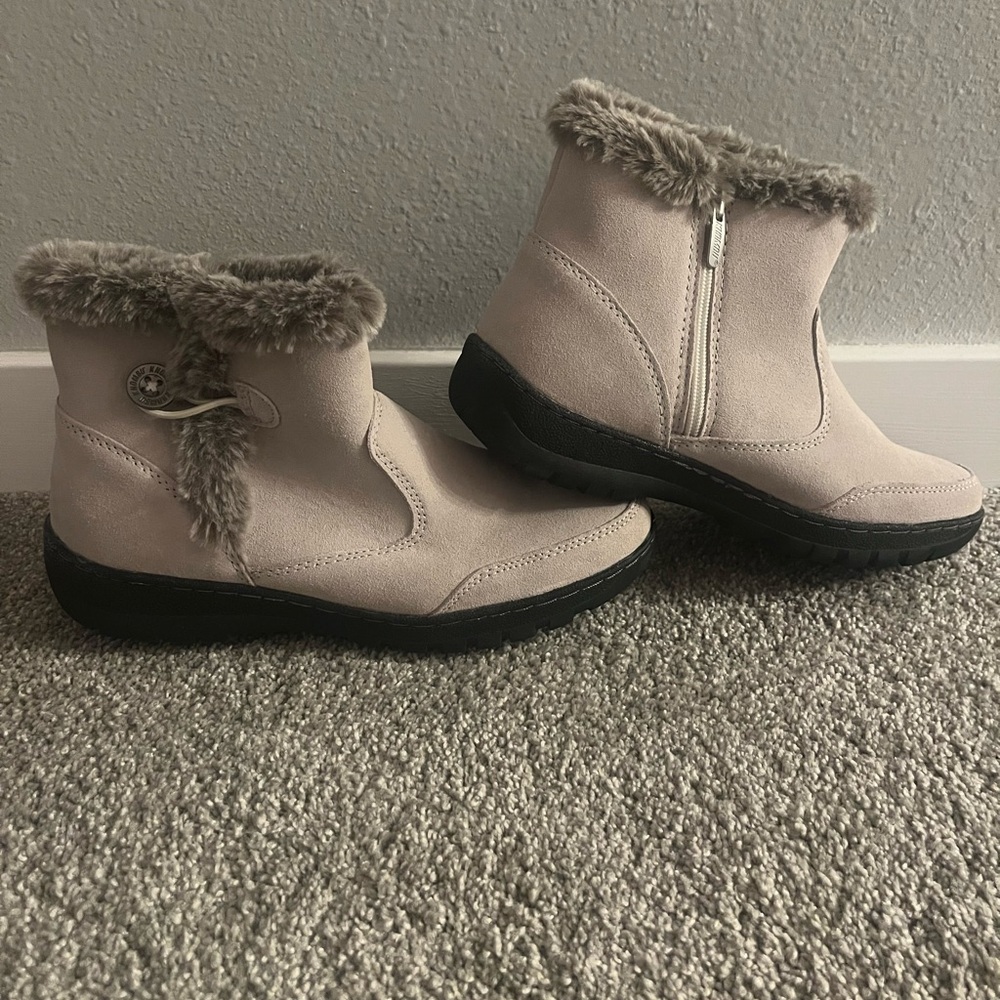NWOT Khombu Women's Iris All Weather Boots